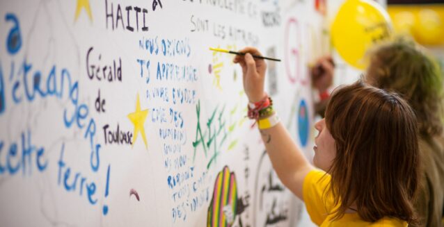 Des personnes réalisent une fresque murale.