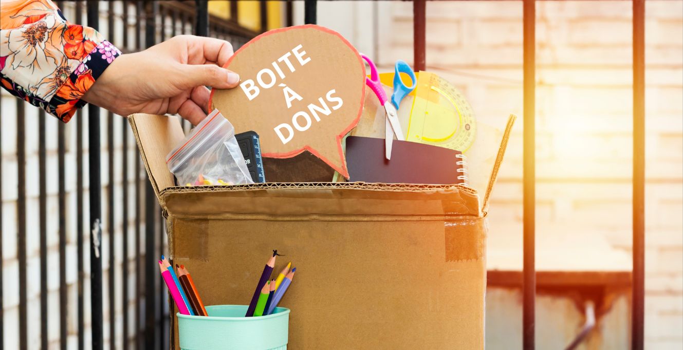 Boite à don contenant des fournitures scolaires