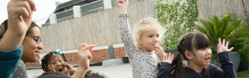 Des enfants participant au programme de lutte contre le harcèlement Fri for Mobberi dans une cour d'école