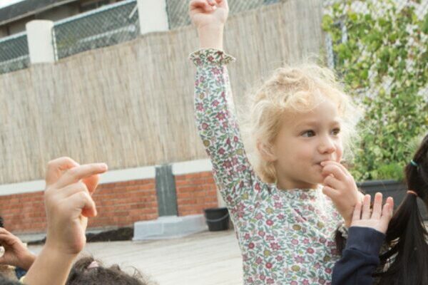 Des enfants participant au programme de lutte contre le harcèlement Fri for Mobberi dans une cour d'école