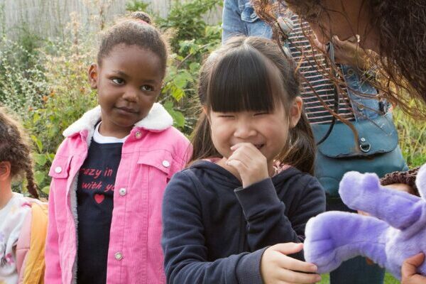 4 enfants de maternelle participe au programme Vivre ensemble - Fri for mobberi