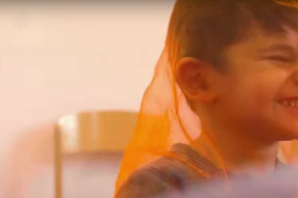 Un enfant participe au programme Fri for mobberi