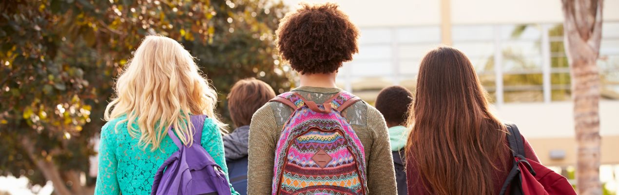 Des jeunes sortent du lycée