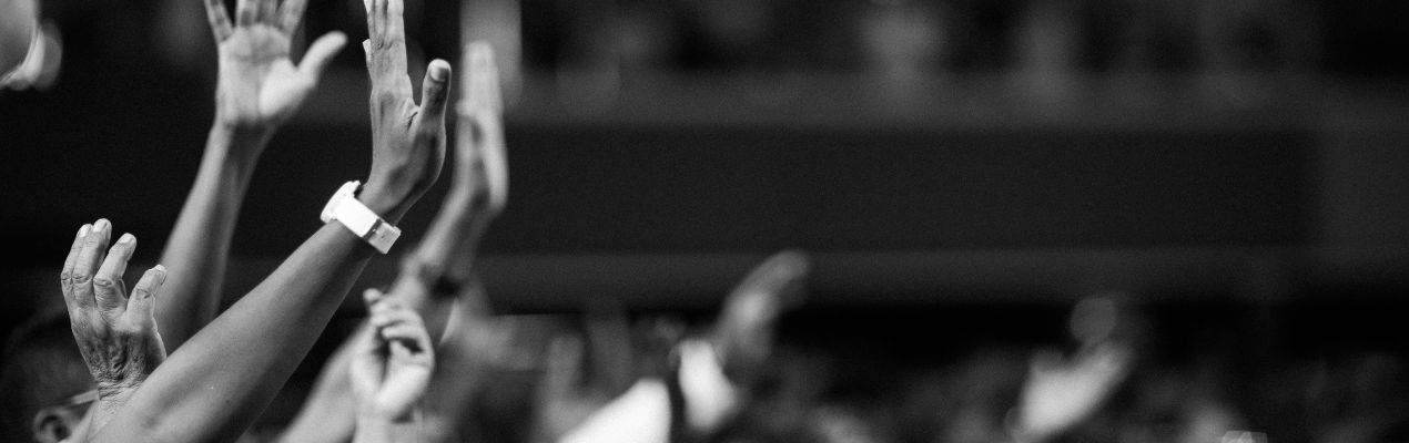 Des mains levées au signe d'engagement